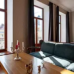 Esther House Museum Готель *