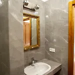 Esther House Museum Готель *