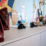 Esther House Museum 호텔