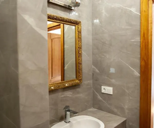 Esther House Museum Hotell *