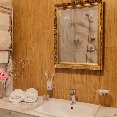 Esther House Museum Готель